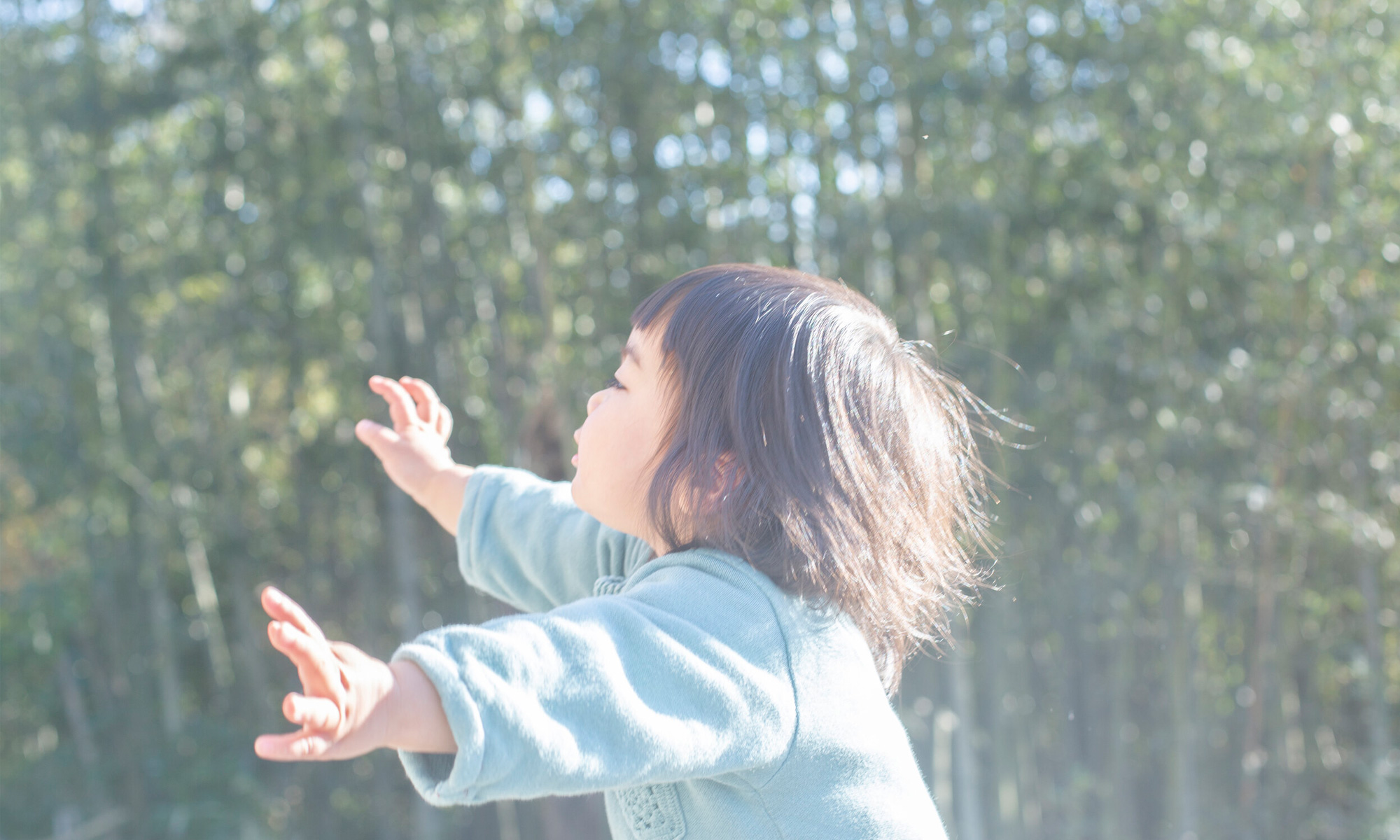 子どもや家族とともに日常風景を見つめ直す、川内倫子『as it is』